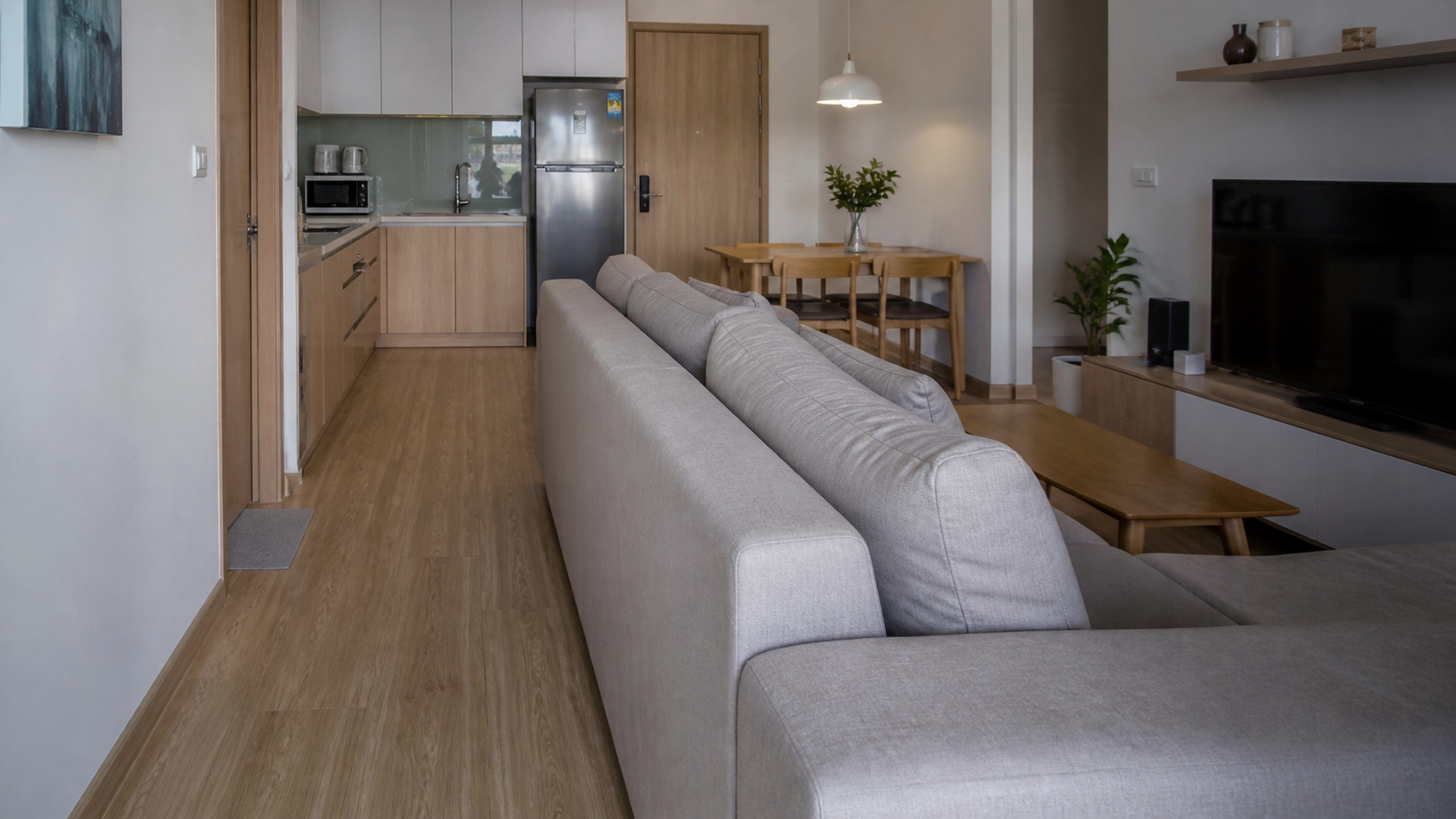 Sofa quá lớn chặn lối đi trong phòng khách liền bếp căn hộ nhỏ